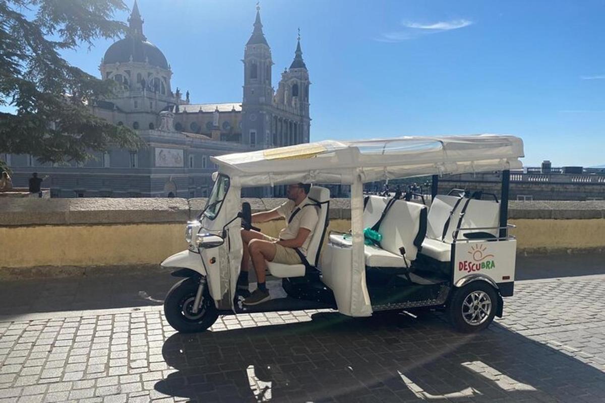 uma pessoa andando de carrinho de golfe na rua