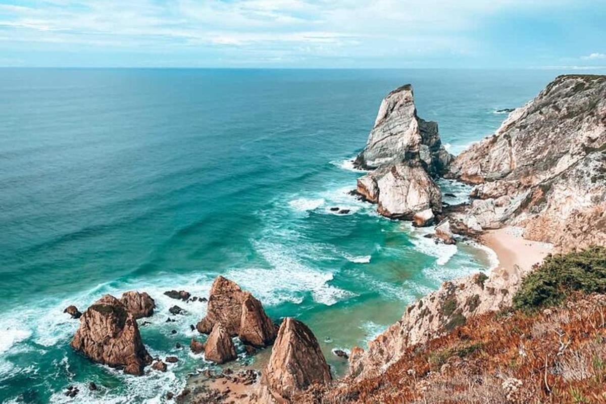 pemandangan udara pantai dengan batu di lautan