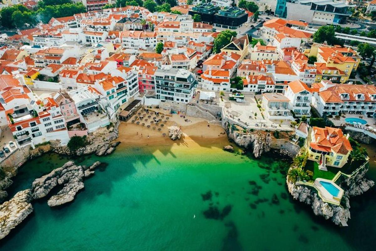 Una vista aérea de una playa con casas y edificios.