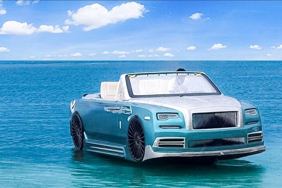 un'auto blu e bianca parcheggiata nell'acqua