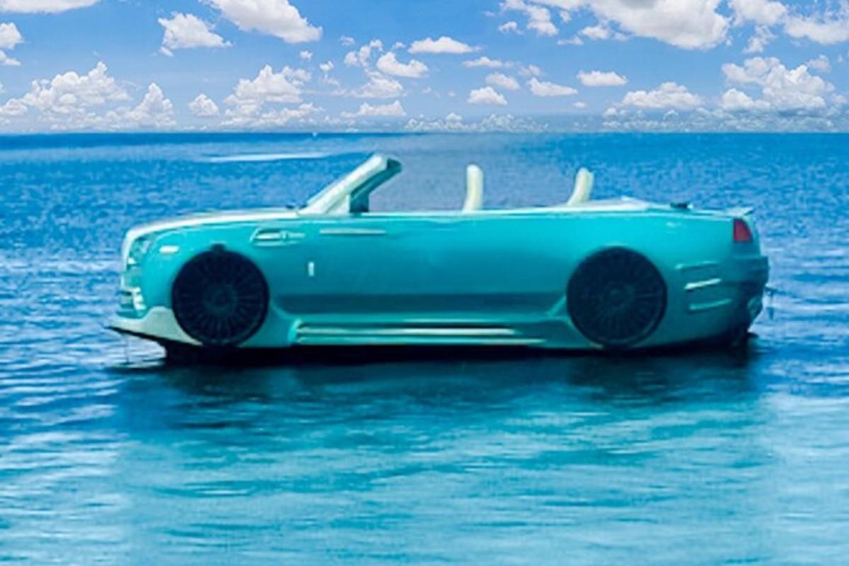 un'auto blu ferma in cima all'acqua