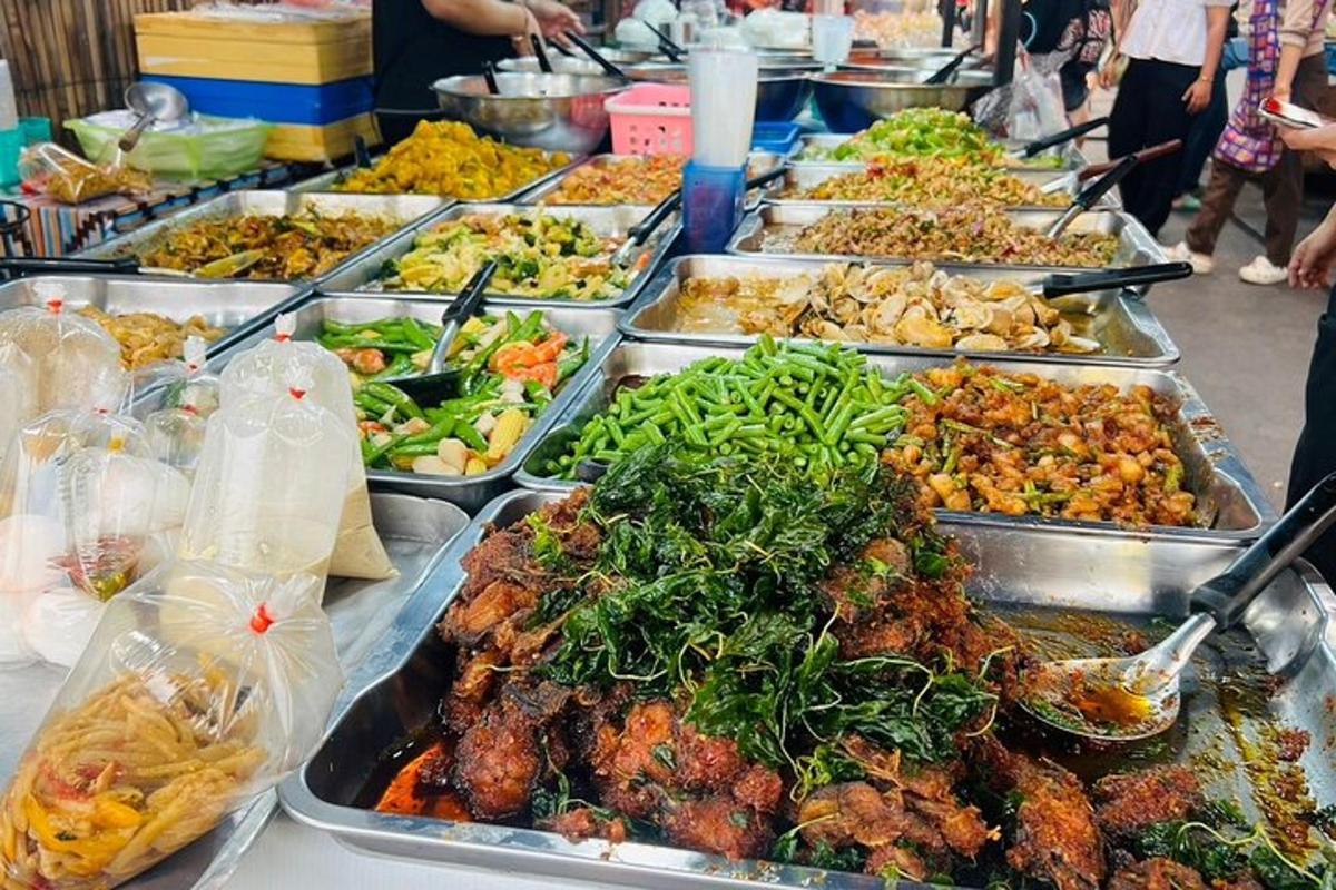 een buffet gevuld met veel verschillende soorten eten