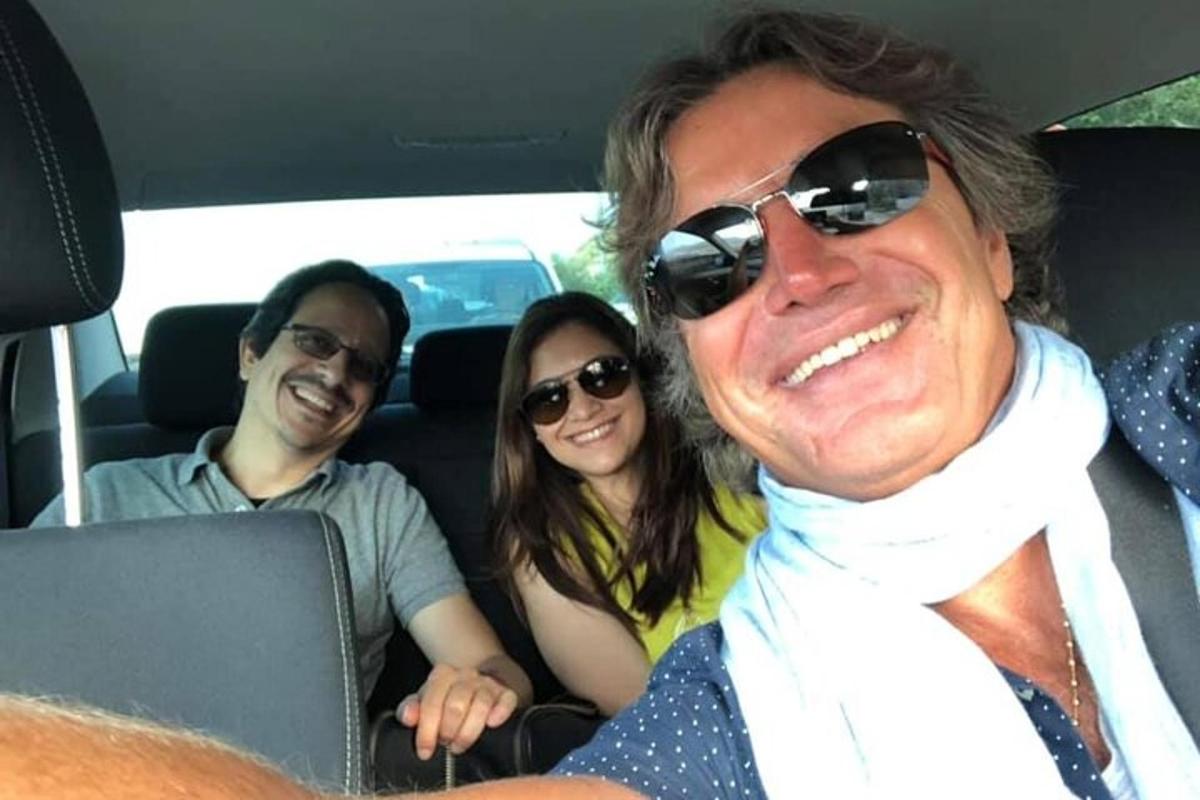 eine Gruppe von drei Personen, die in einem Auto sitzen