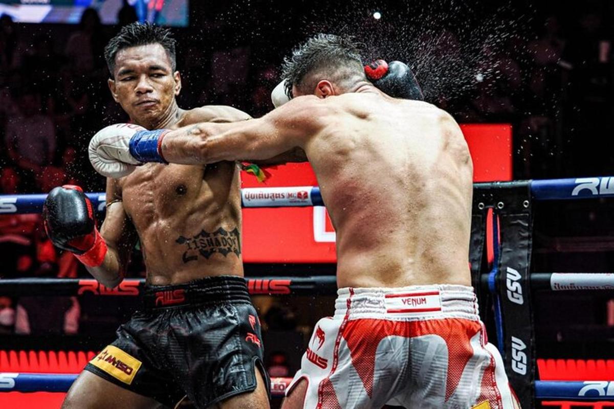 two men are fighting in a boxing match