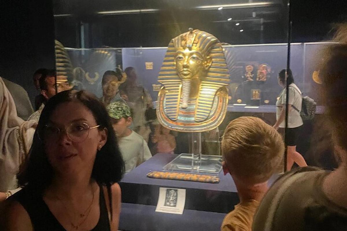 grupp inimesi, kes vaatavad muuseumis artefakti