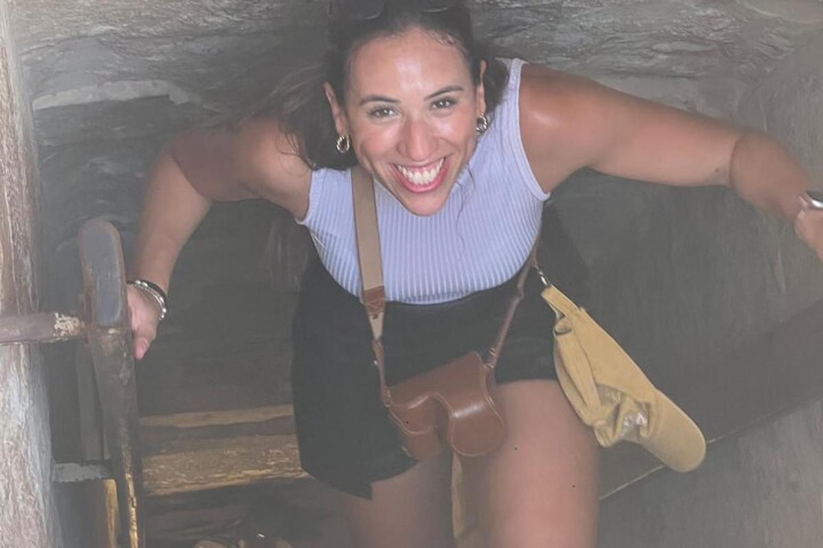 eine Frau lächelt, während sie in einer Höhle steht