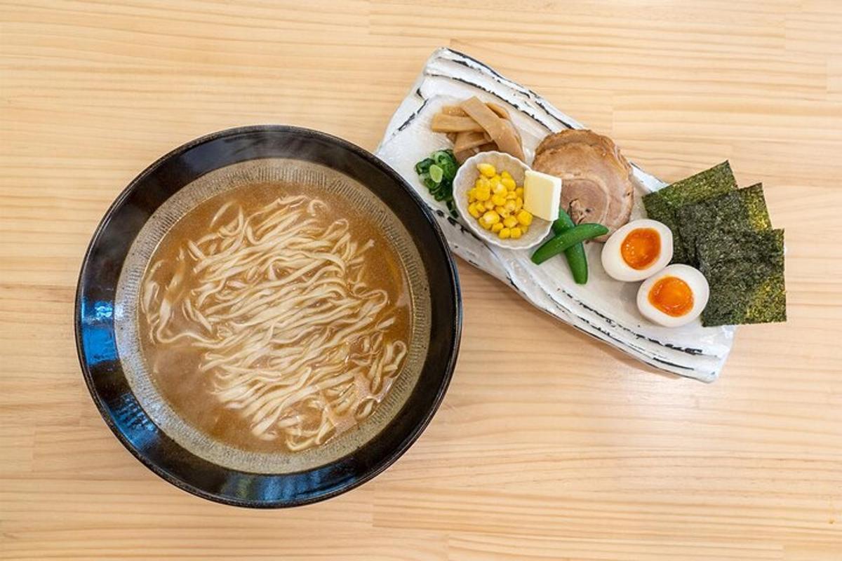 egy tál ramen és tojás az asztalon