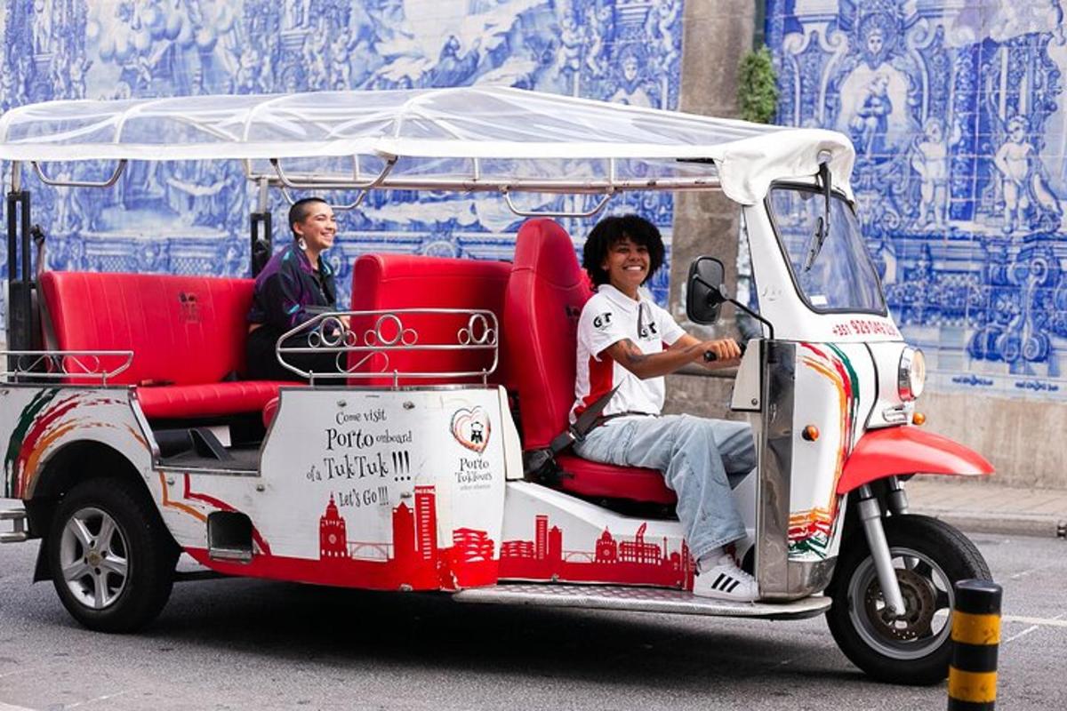 un uomo è seduto in un golf cart