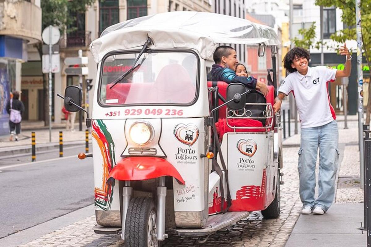 due uomini viaggiano in un taxi sulla strada