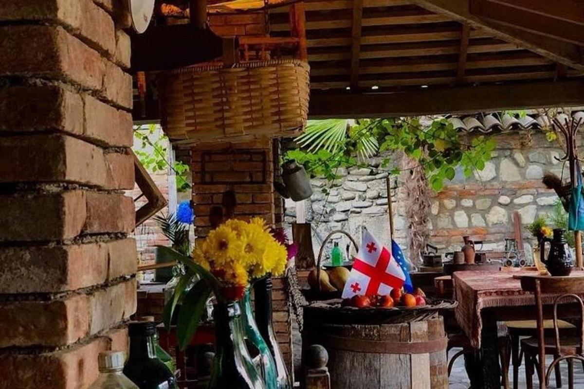 uma cozinha com uma mesa e um balcão com flores