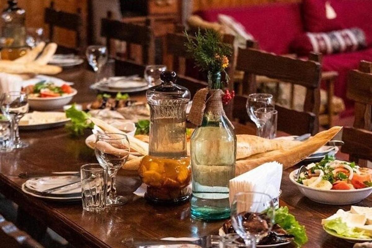 uma mesa com pratos de comida e uma garrafa