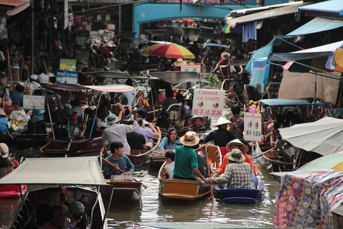 sekumpulan orang yang menaiki bot di sungai
