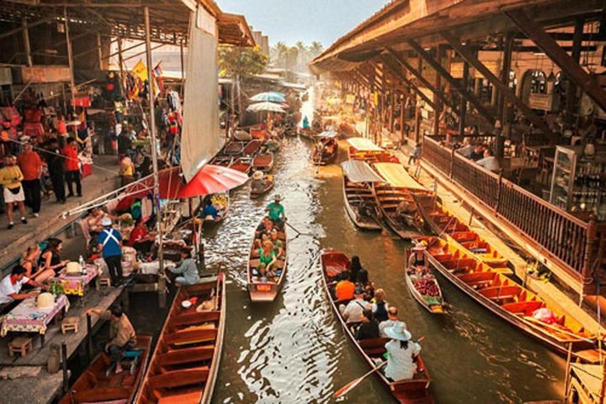 eine Gruppe von Booten im Wasser auf einem Markt