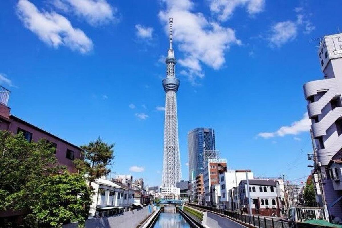 una vista di una città con una torre sullo sfondo