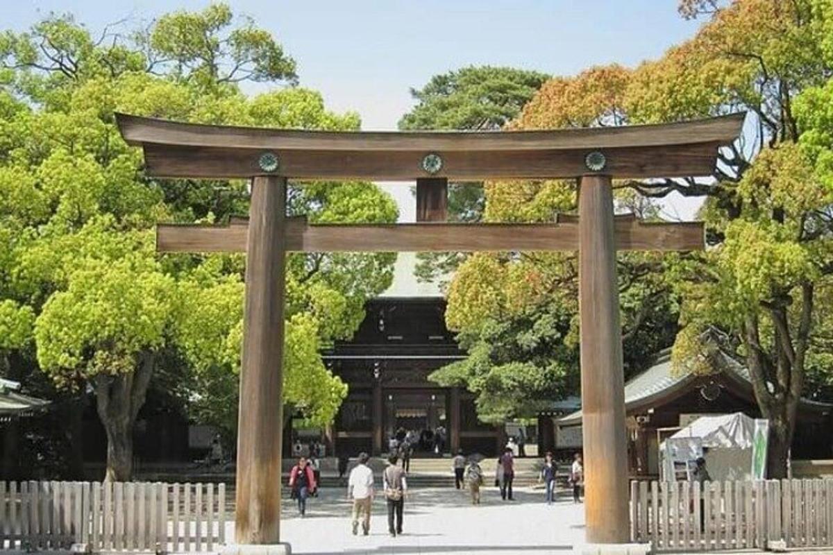 un cancello torii davanti a un edificio