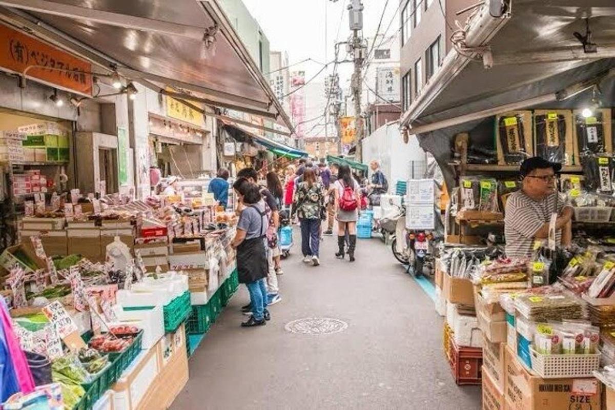 un gruppo di persone che camminano in un mercato