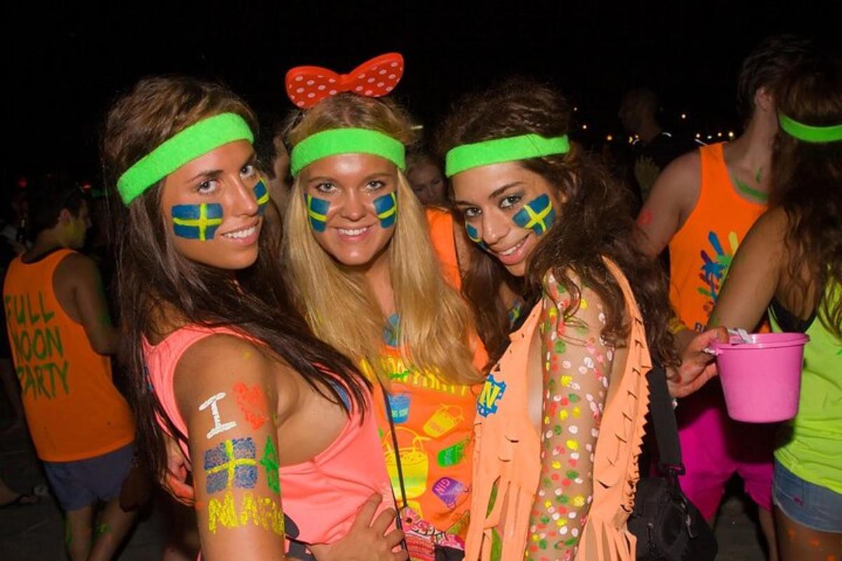 un groupe de filles portant du maquillage lors d'une fête