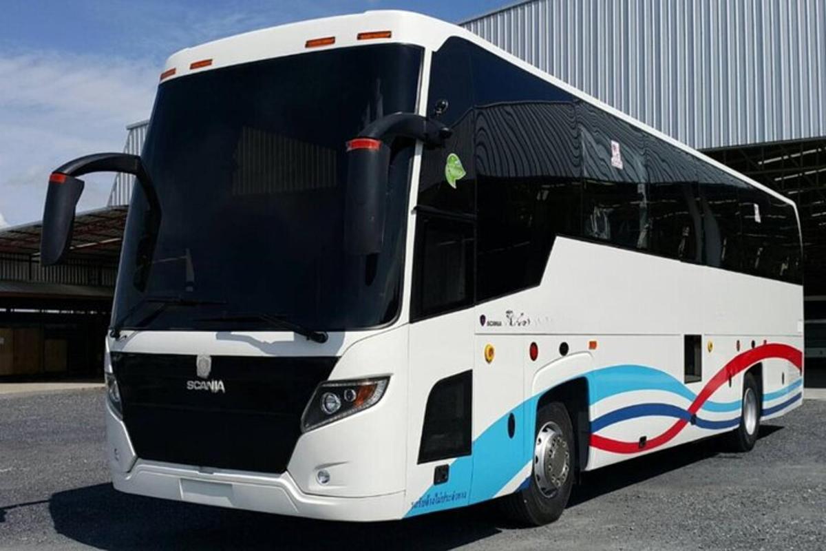 velký autobus zaparkovaný před budovou
