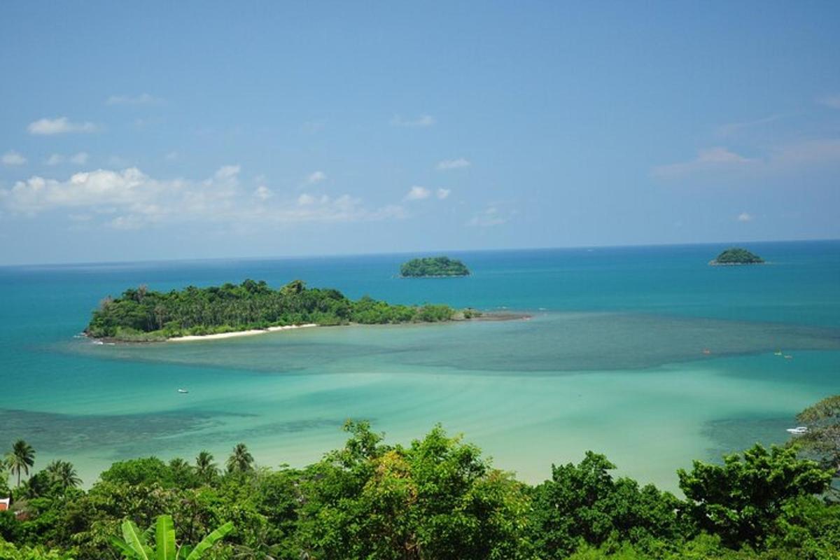 una isla en medio del océano