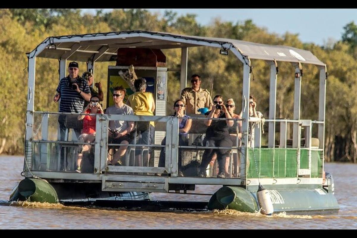 hópur fólks á bát í vatninu