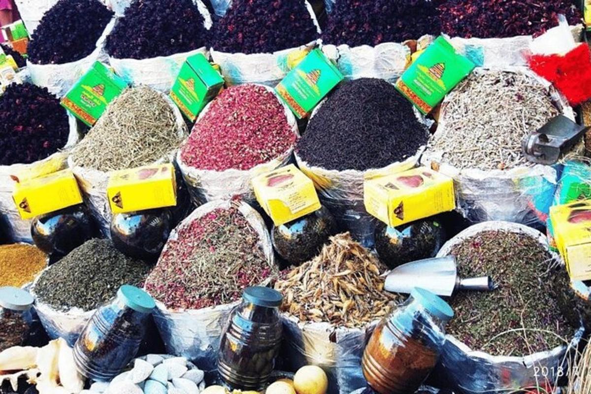 výstava různých druhů koření a dalších ingrediencí