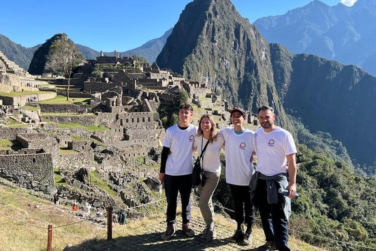 un grupo de personas de pie en la cima de una montaña