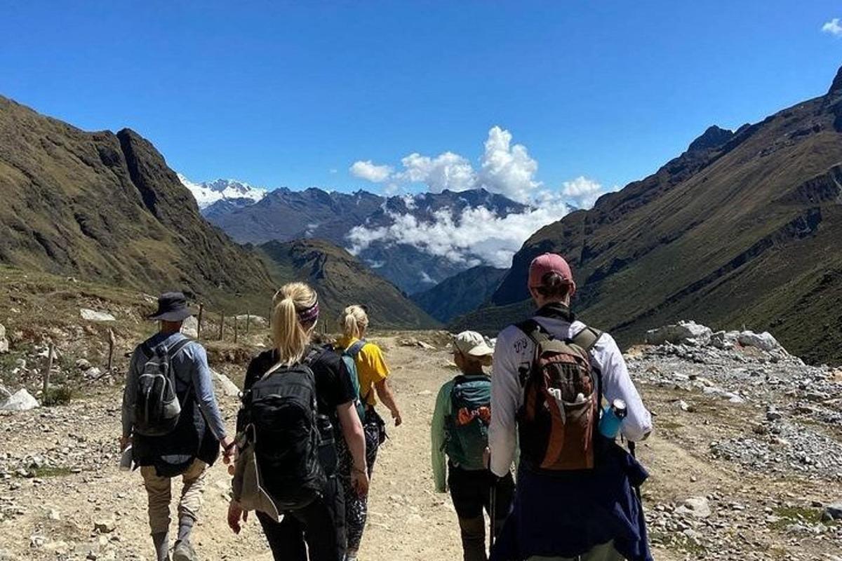un grupo de personas caminando por un sendero de montaña