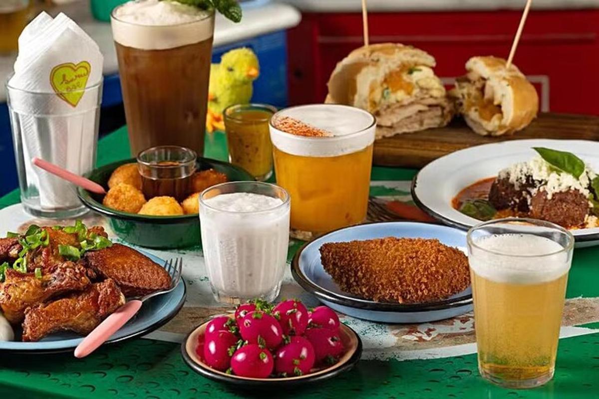 sebuah meja di atasnya dengan pinggan makanan dan minuman