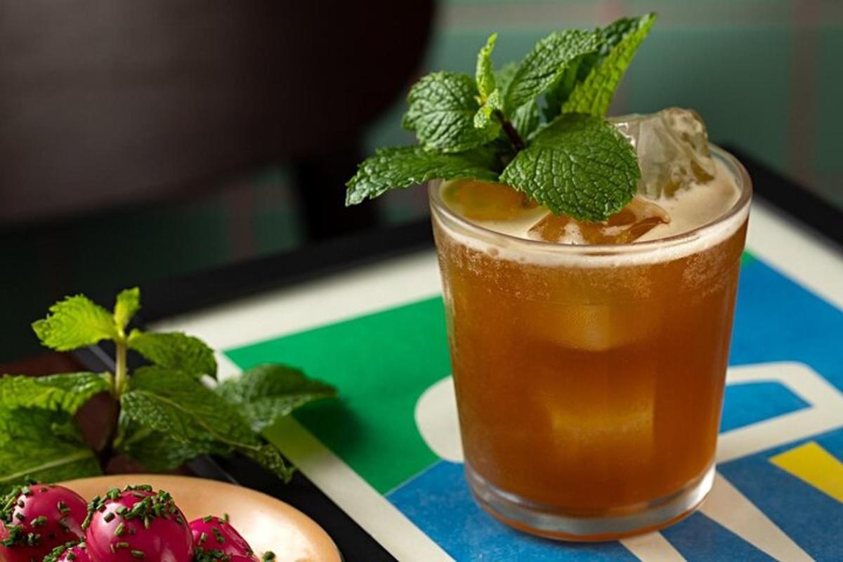 テーブルの上にミントの葉が置かれた飲み物