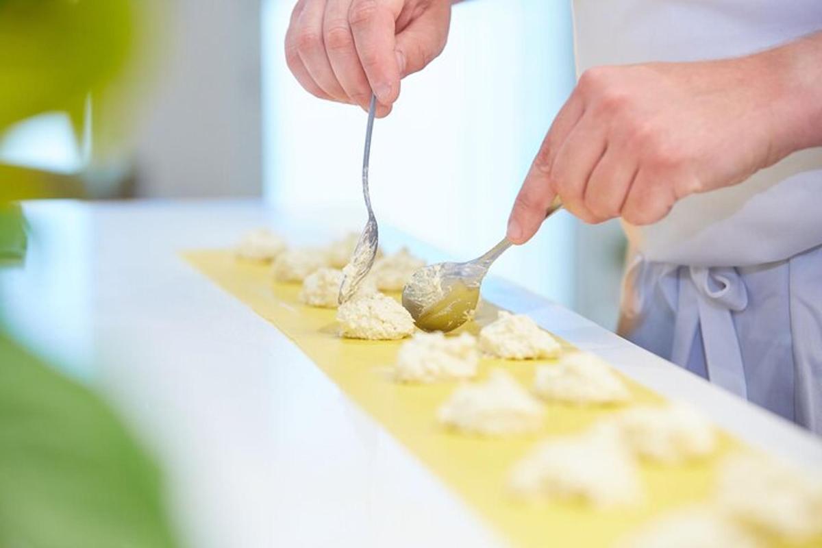 una persona che mangia cibo su un tavolo con un cucchiaio