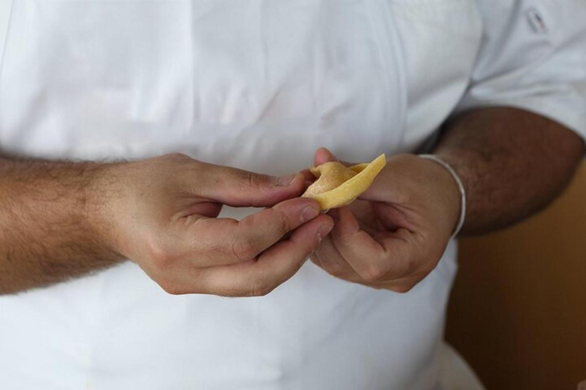 un uomo tiene una banana tra le mani