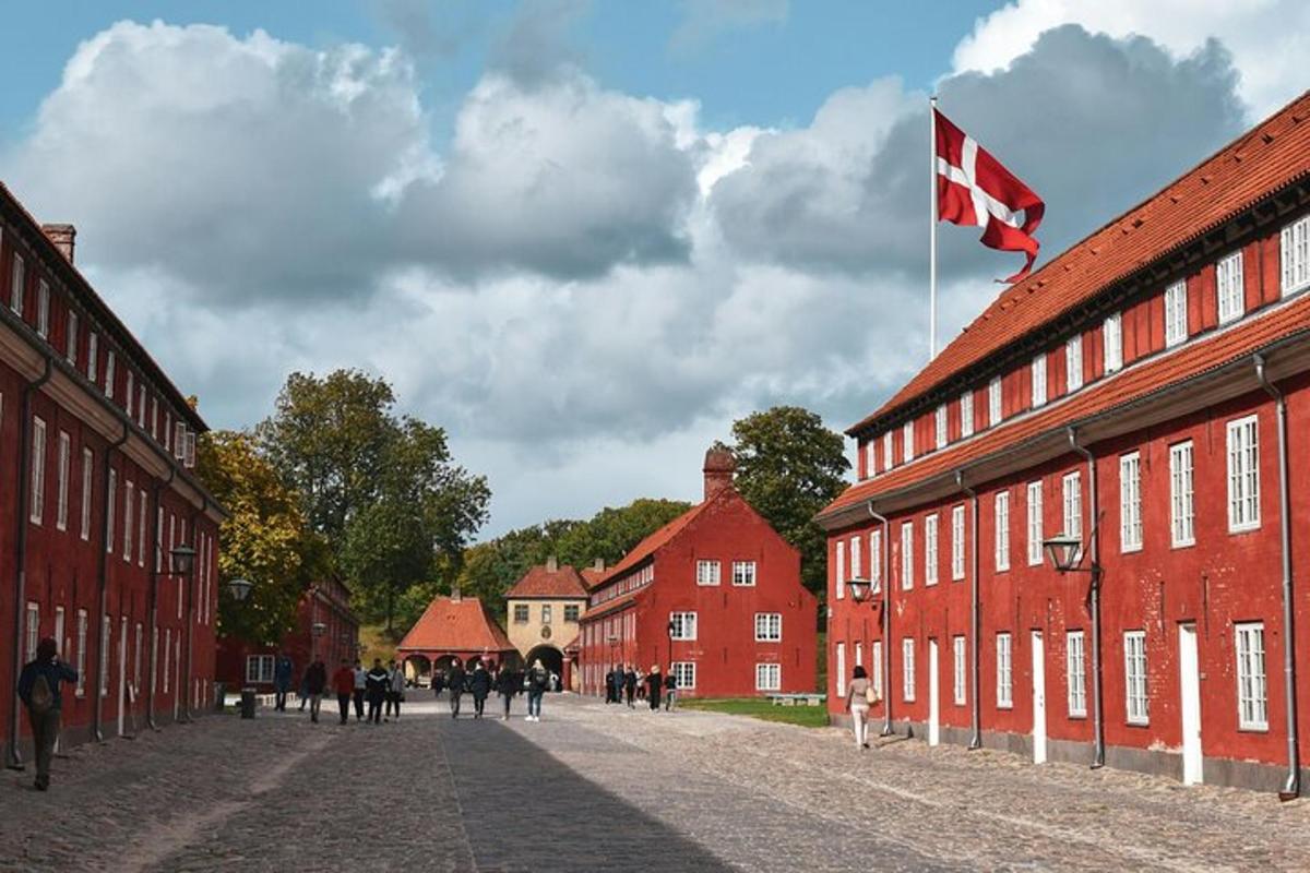 Kanadská vlajka vlající nad ulicí ve městě