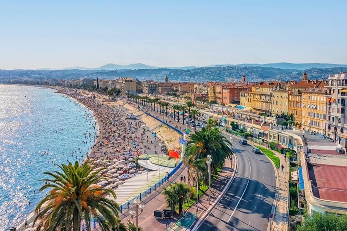 vista d'una platja amb palmeres i edificis