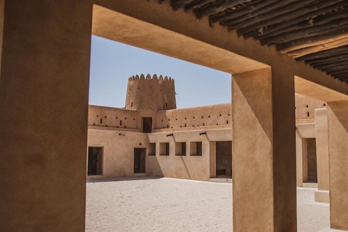 Una vista del patio de un edificio con una torre.