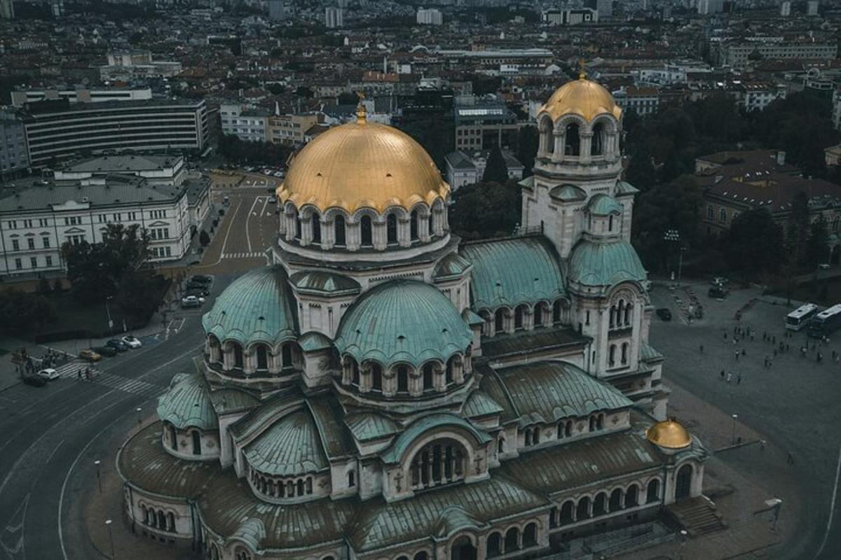 um grande edifício com cúpulas douradas no topo