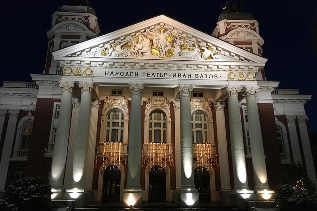 um grande edifício com uma placa à noite