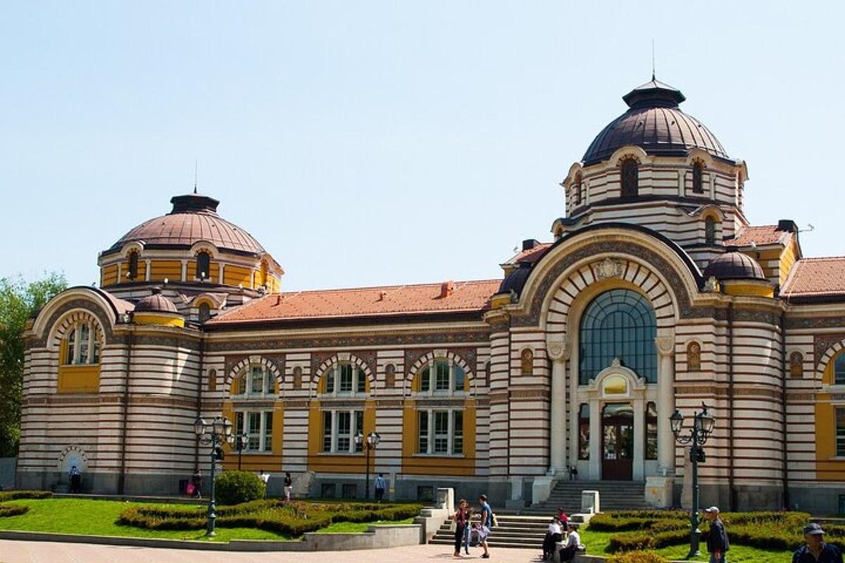 um grande edifício com pessoas caminhando na frente dele