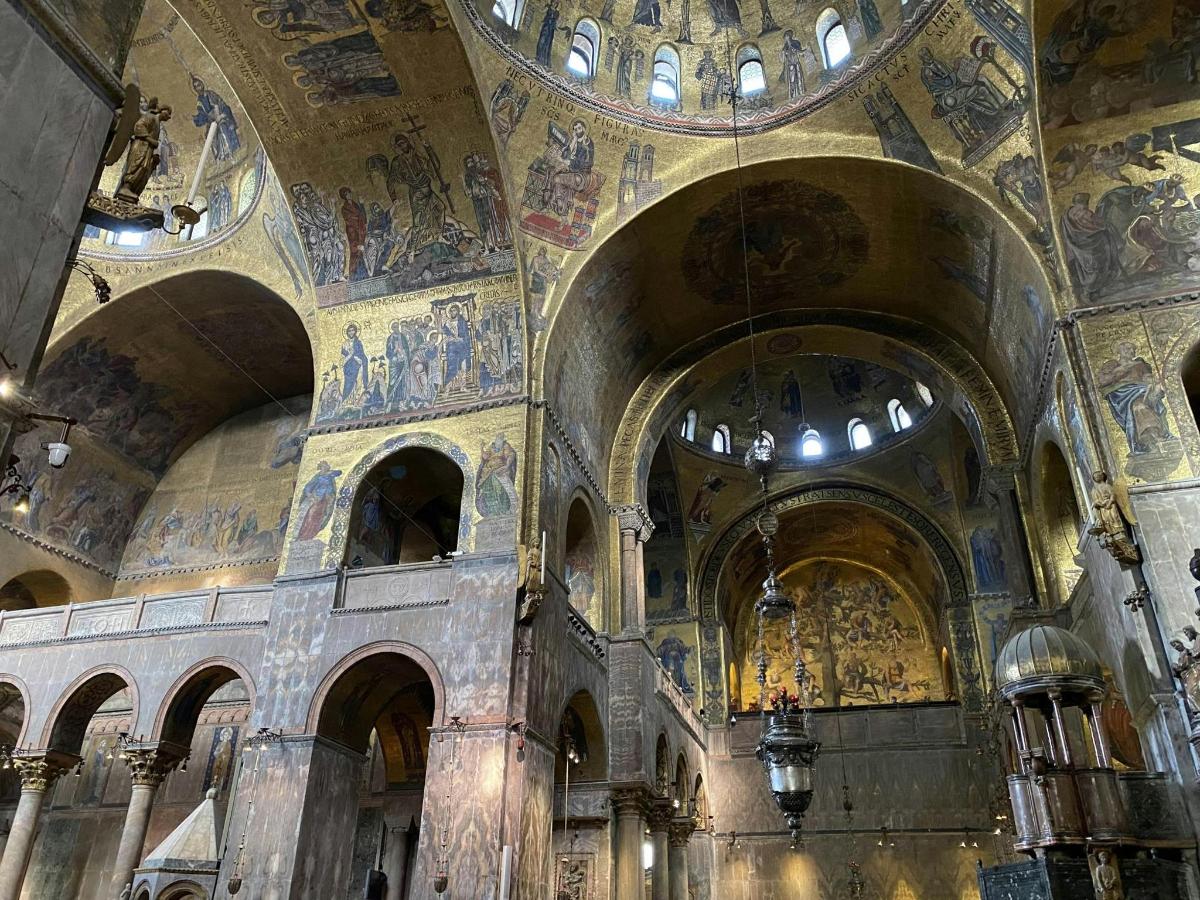 una grande chiesa con soffitti e dipinti alle pareti
