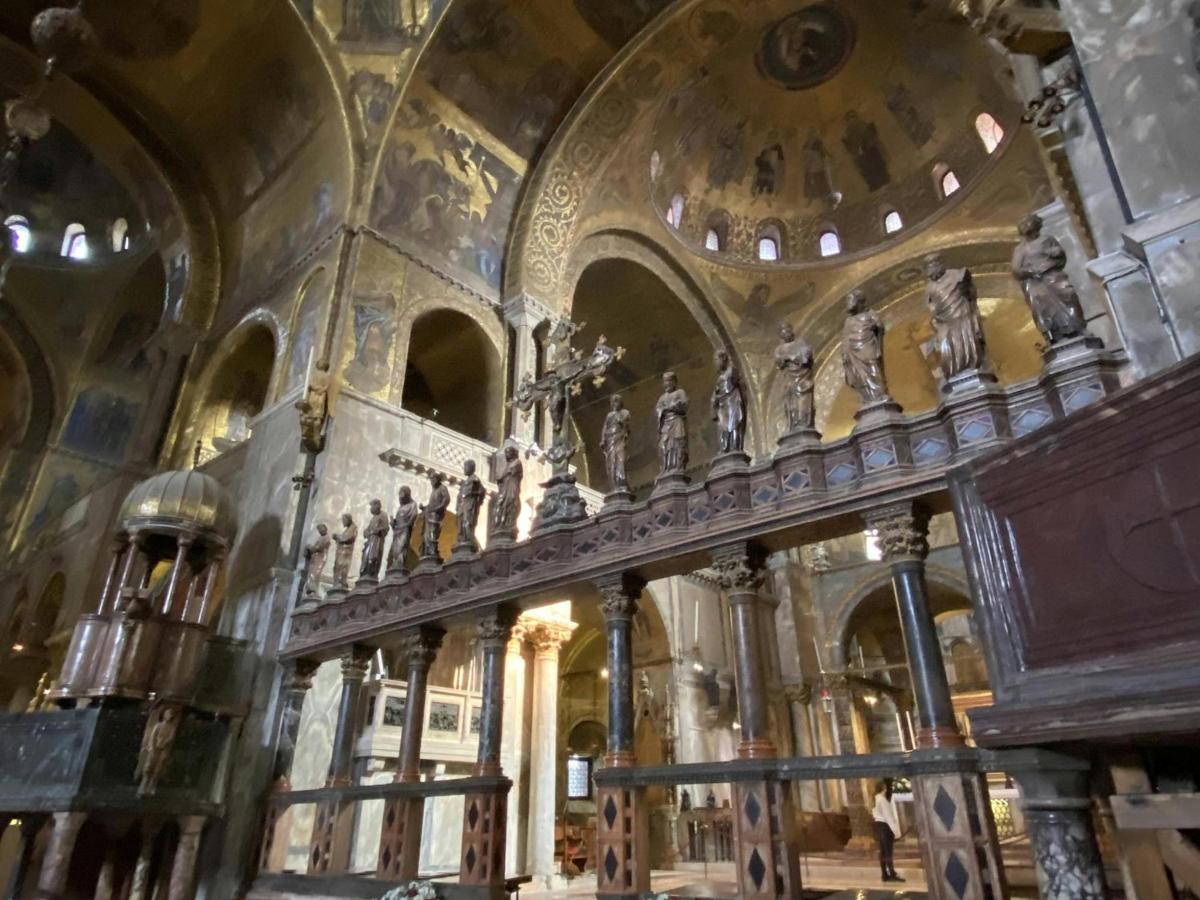 una vista di una chiesa con soffitto a cupola