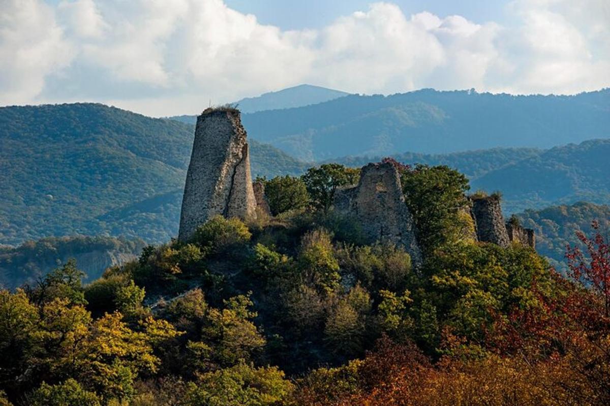 skupina veľkých skál na vrchole hory