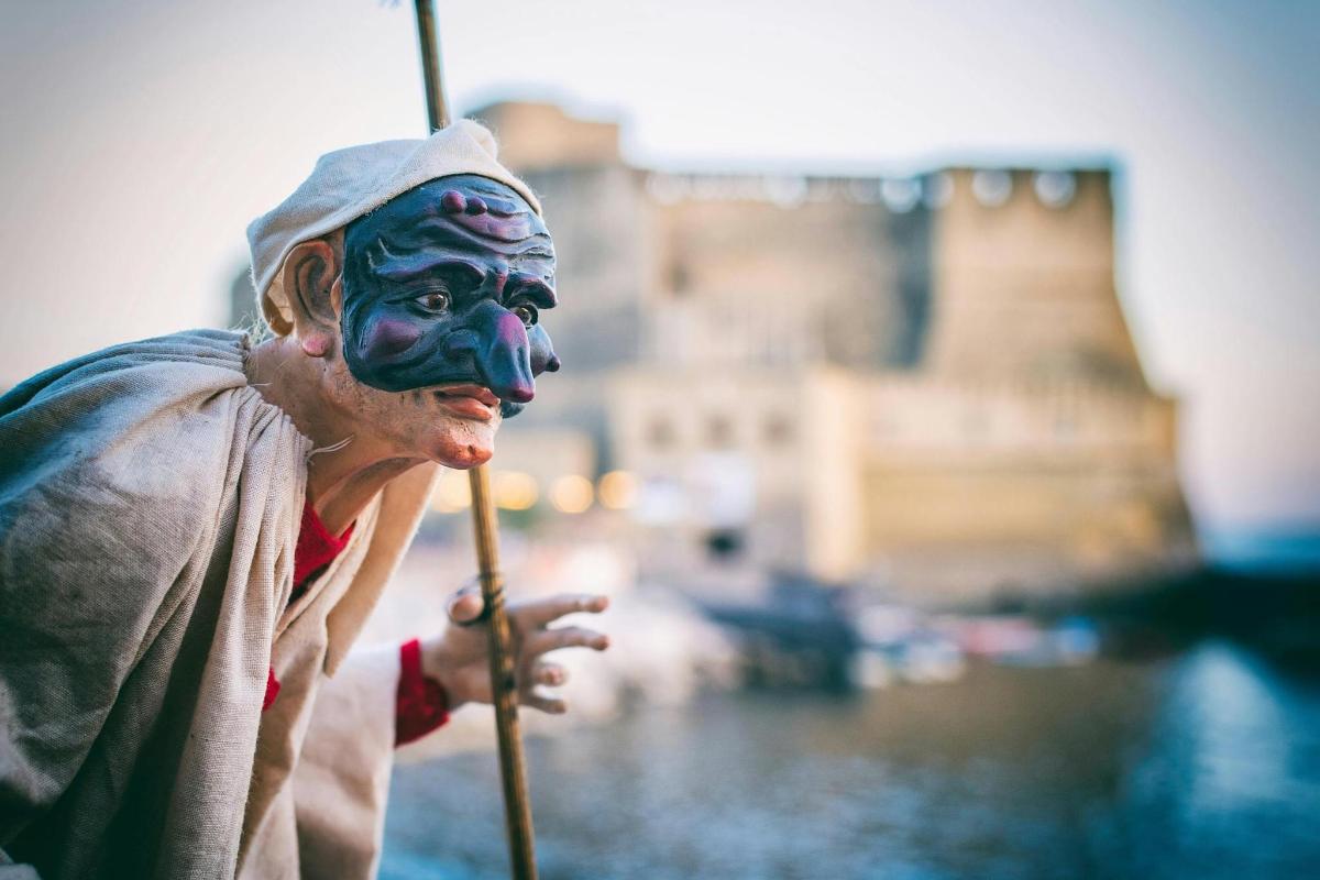um homem mascarado segurando um pedaço de pau