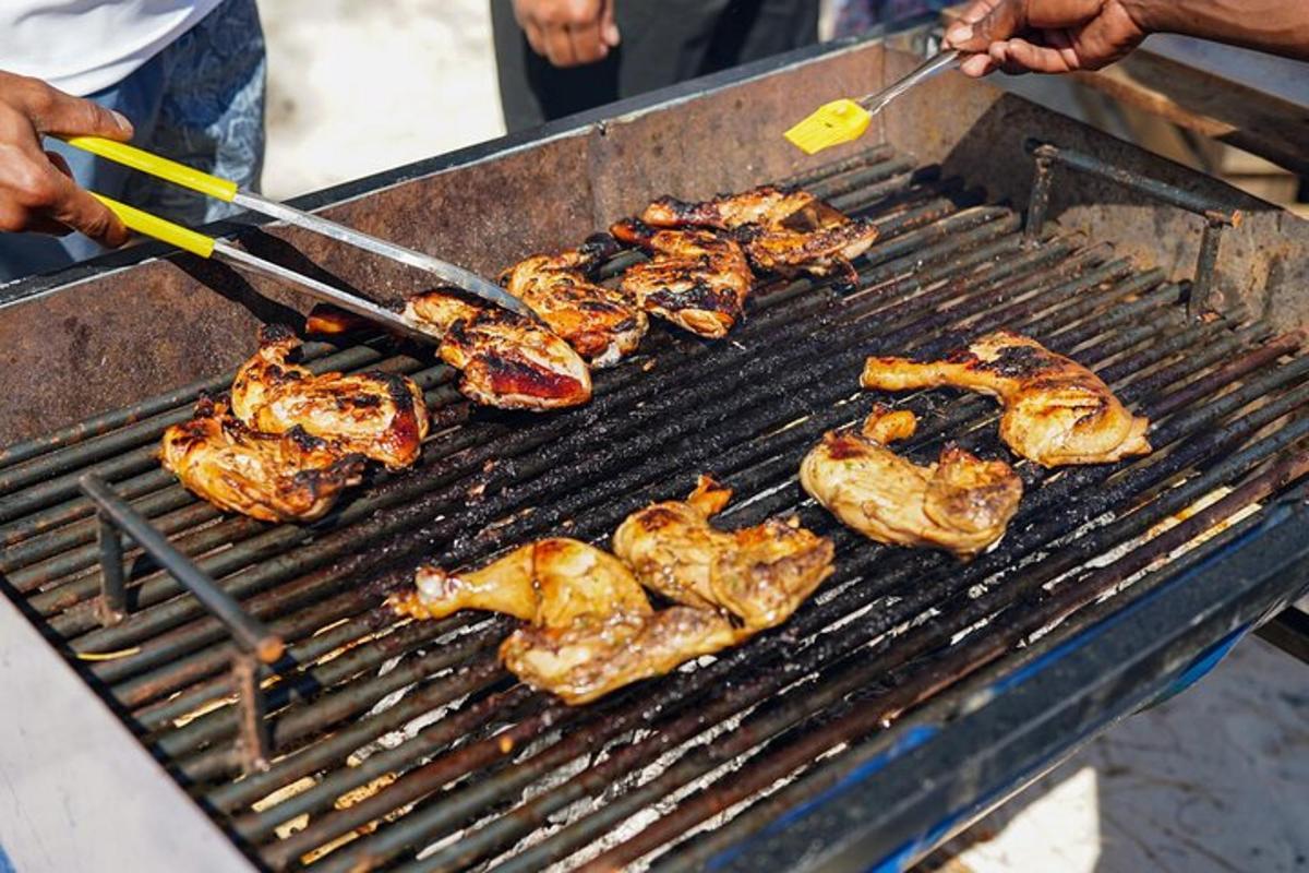 una griglia con pollo e altro cibo sopra