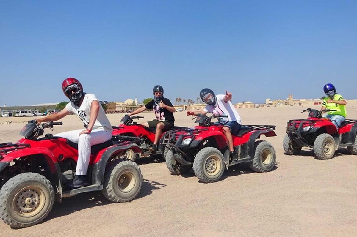 Un grupo de personas conduciendo vehículos todo terreno en la playa.