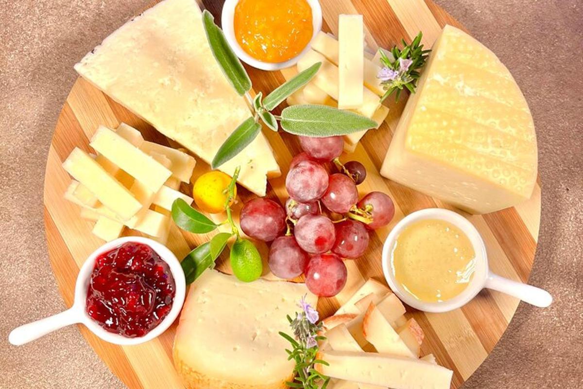 en tallerken med ost og frukt på et bord