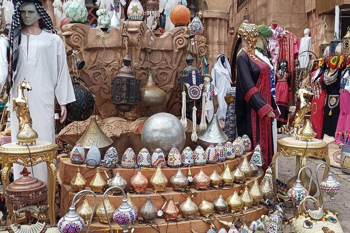 Una exhibición de jarrones y otros artículos en una tienda.