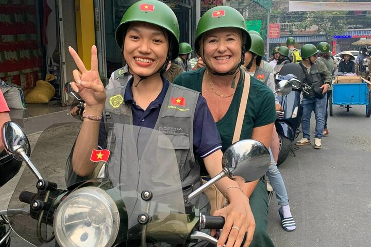 due donne che indossano il casco guidano una motocicletta