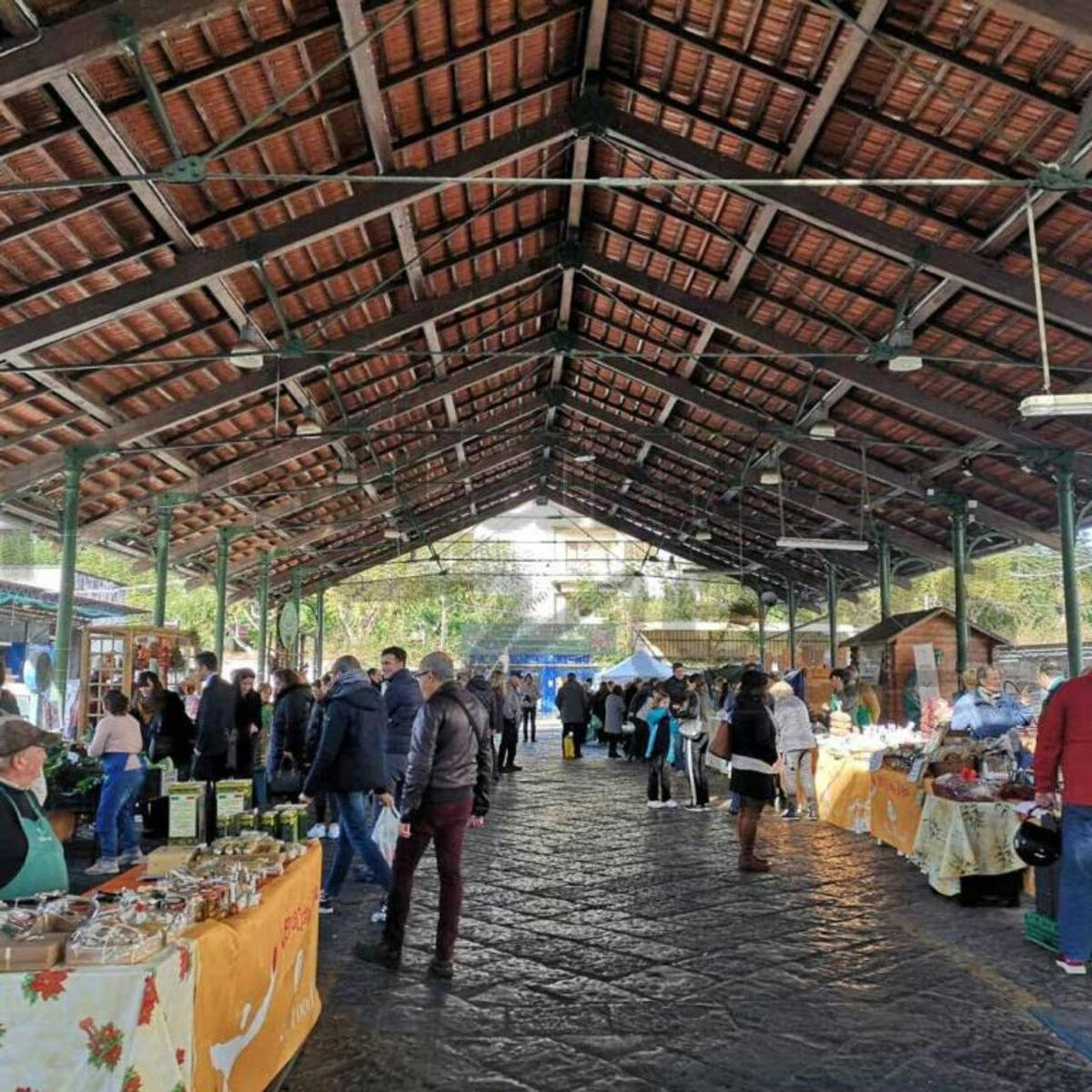 grupp inimesi, kes jalutavad turul ringi laudadega