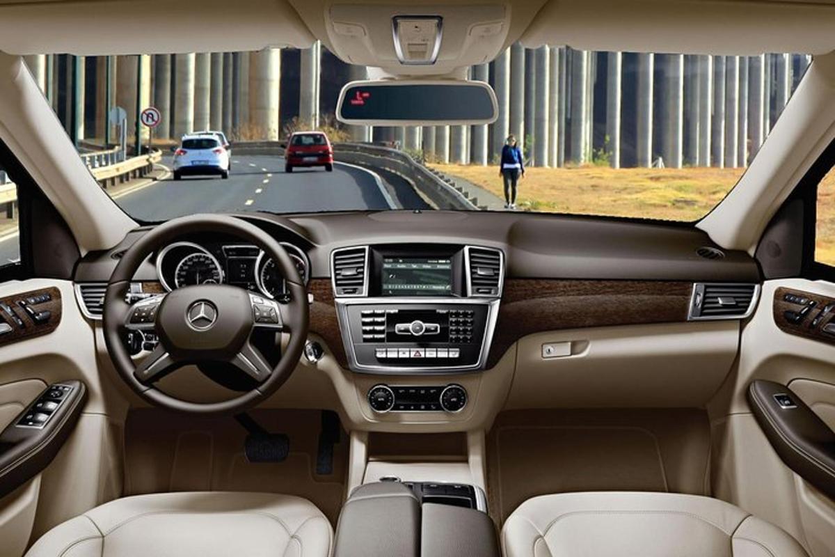 pemandangan stereng dan papan pemuka kereta acedes benz
