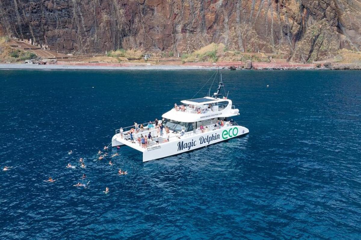 un gruppo di persone su una barca in acqua