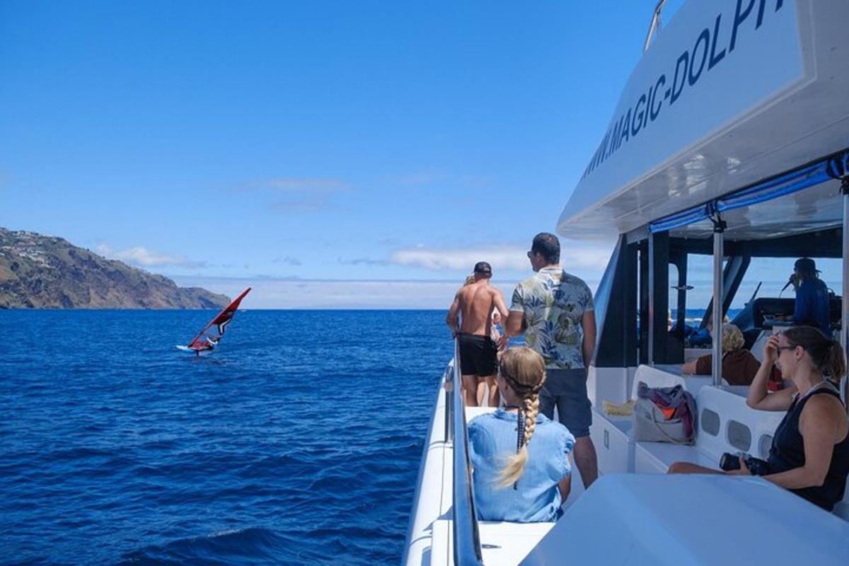 un gruppo di persone su una barca in acqua